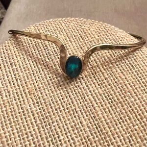 Vintage modernist gold filled hammered bracelet with green stone